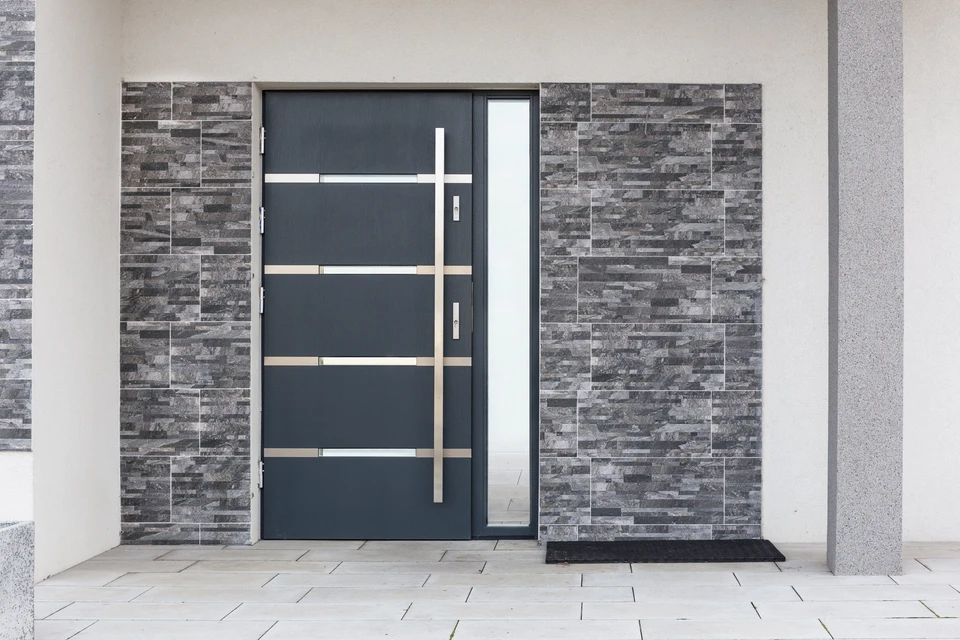 Façade d'un bâtiment moderne aux portes modernes