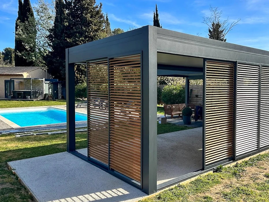 Espace extérieur avec pergola moderne en structure métallique grise et claustra en bois