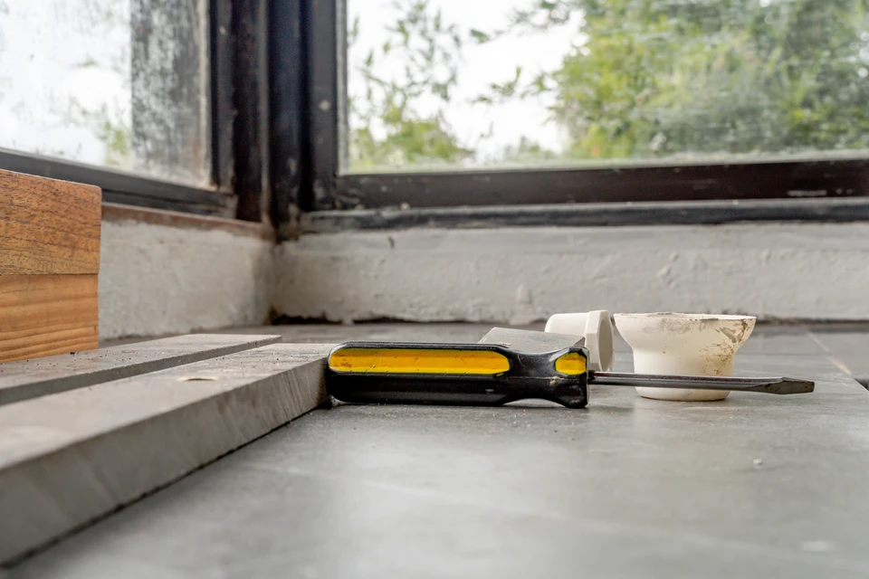 Divers &eacute;chantillons de profil en aluminium sur le support