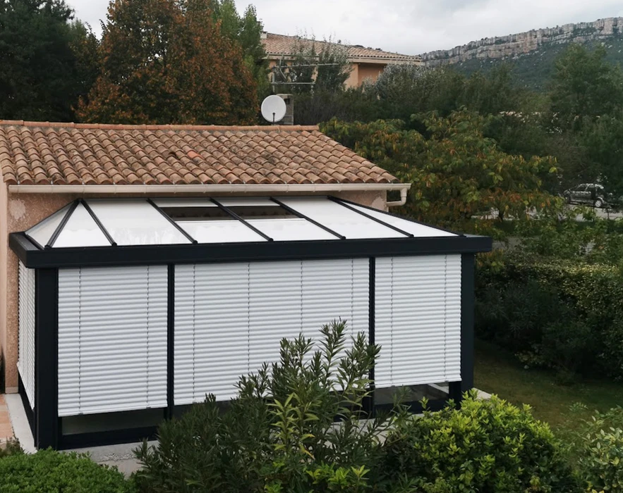 Façade de maison contemporaine à deux niveaux avec terrasse couverte par pergola métallique