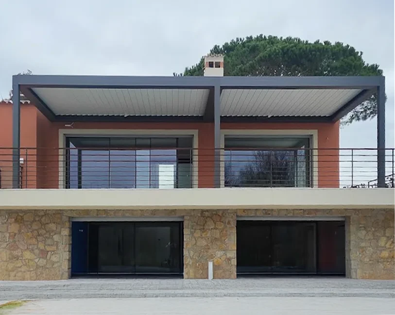 Pergola moderne avec structure métallique anthracite et toiture plate blanche