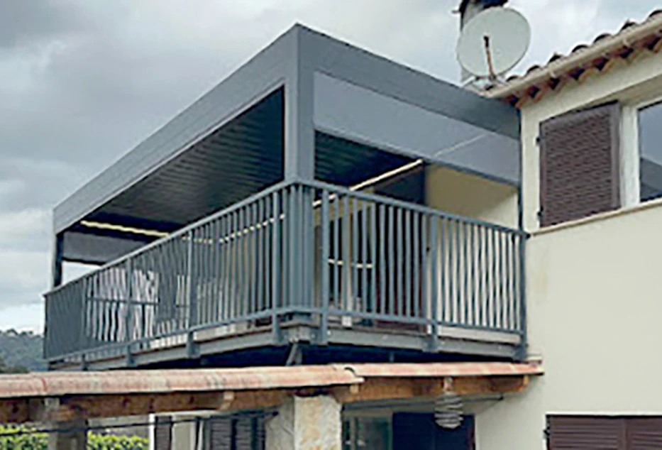 Pergola moderne avec structure métallique anthracite et toiture plate blanche