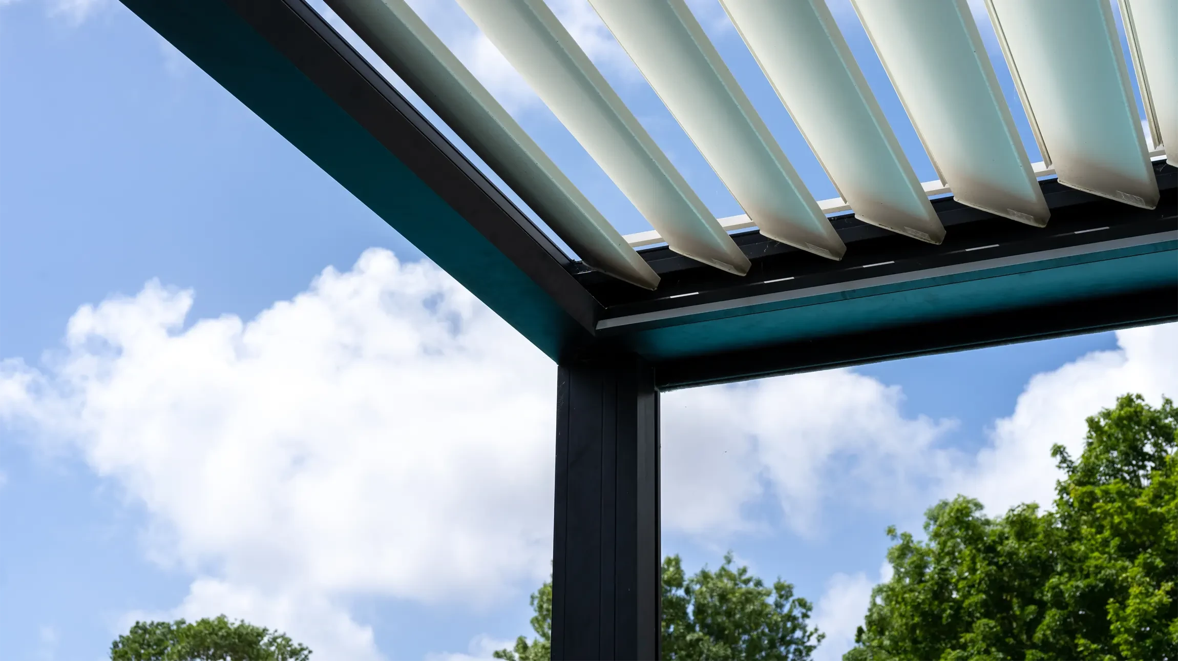 Extérieur résidentiel moderne avec voiture blanche garée devant garage contemporain