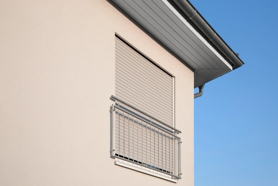 Vertical Puffy nuages au coucher du soleil Entrée d'une maison avec porte d'entrée en verre avec grillades