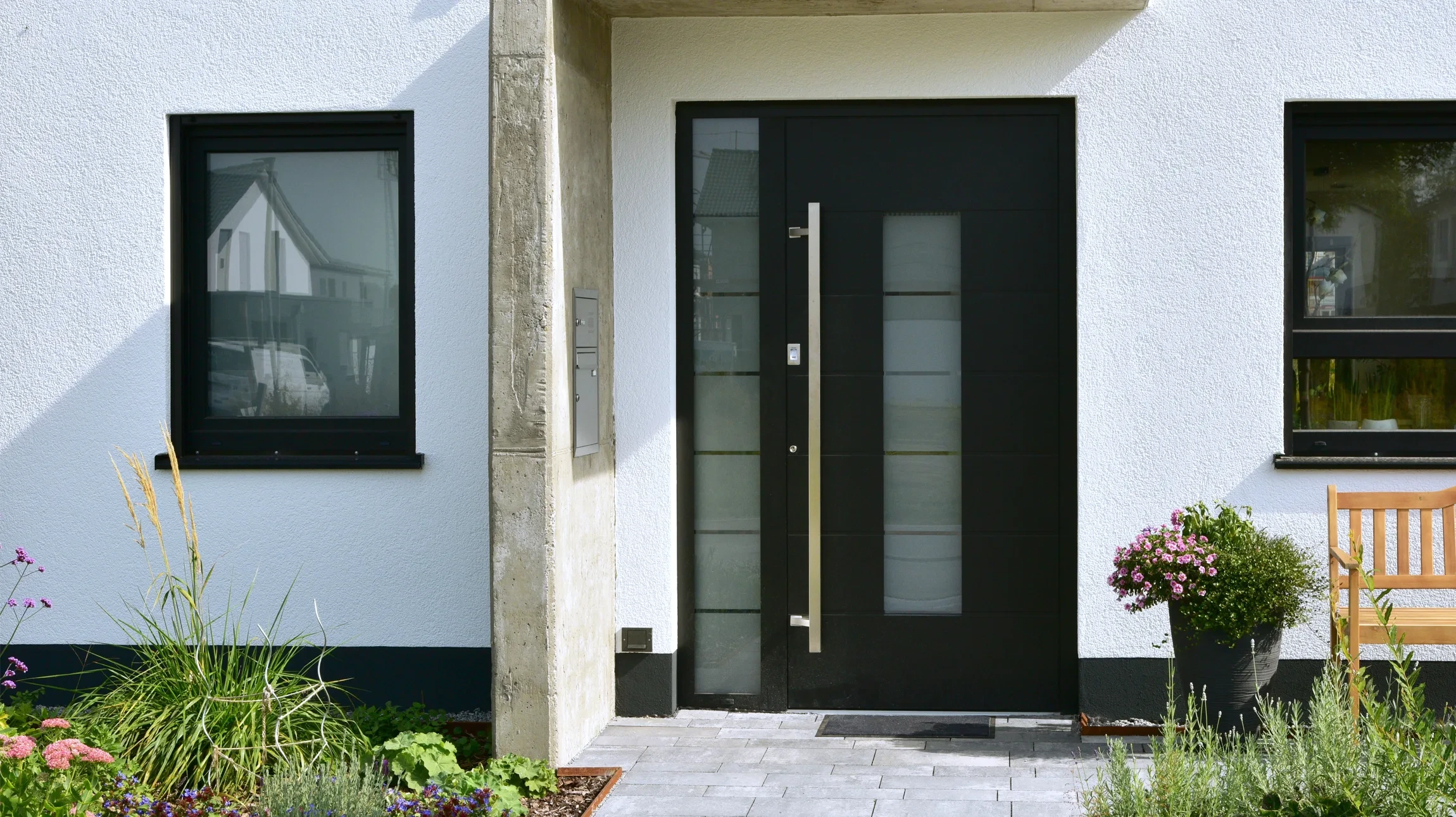 Entrée moderne d'un bâtiment résidentiel ou commercial avec porte d'entrée principale fermée