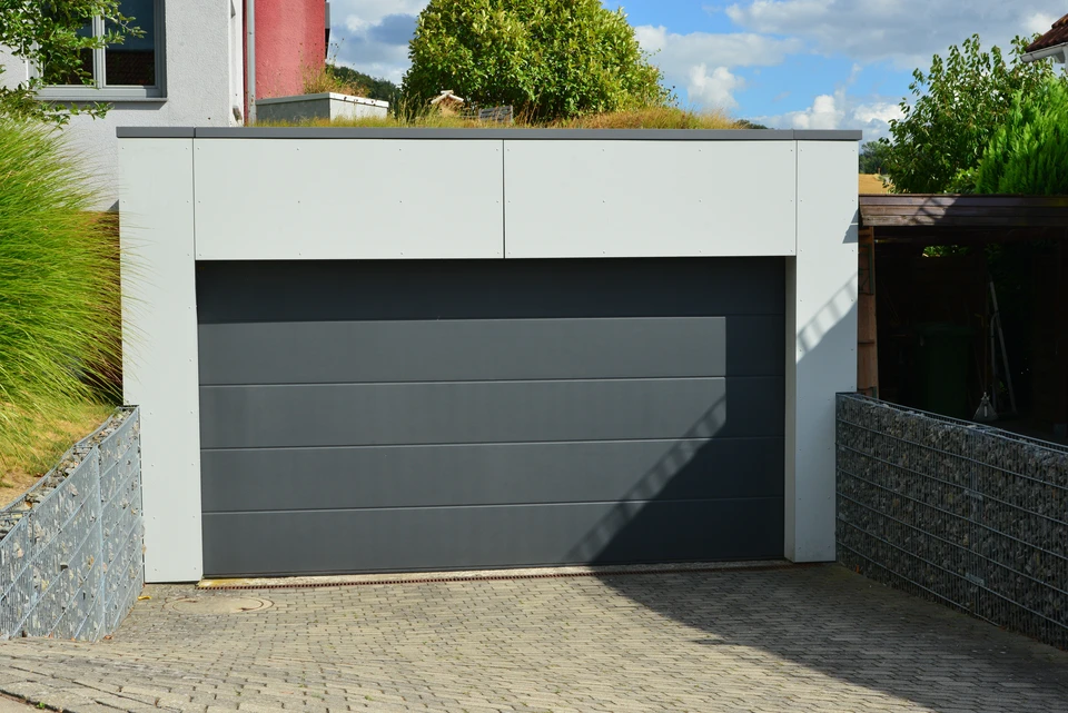 Gros plan sur la façade vue de la porte en bois rouge classique du garage