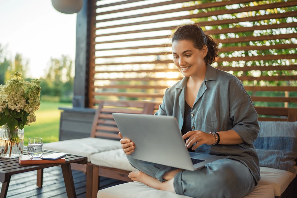 Artiste principal et apprenti charpentier avec un plan d'ensemble discutez d'un projet de construction de maison