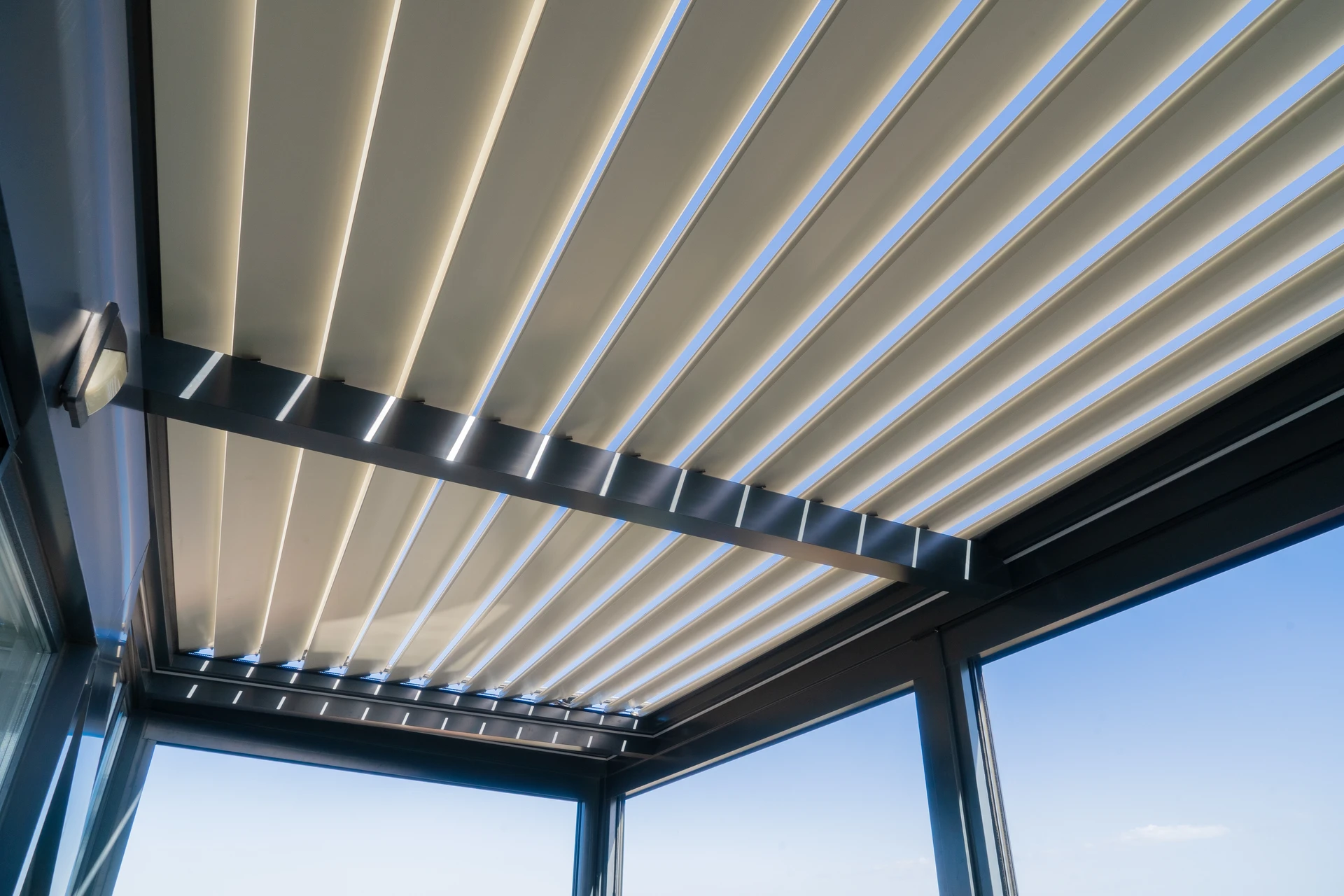 Chantier de construction extérieur avec charpente en bois massif apparente