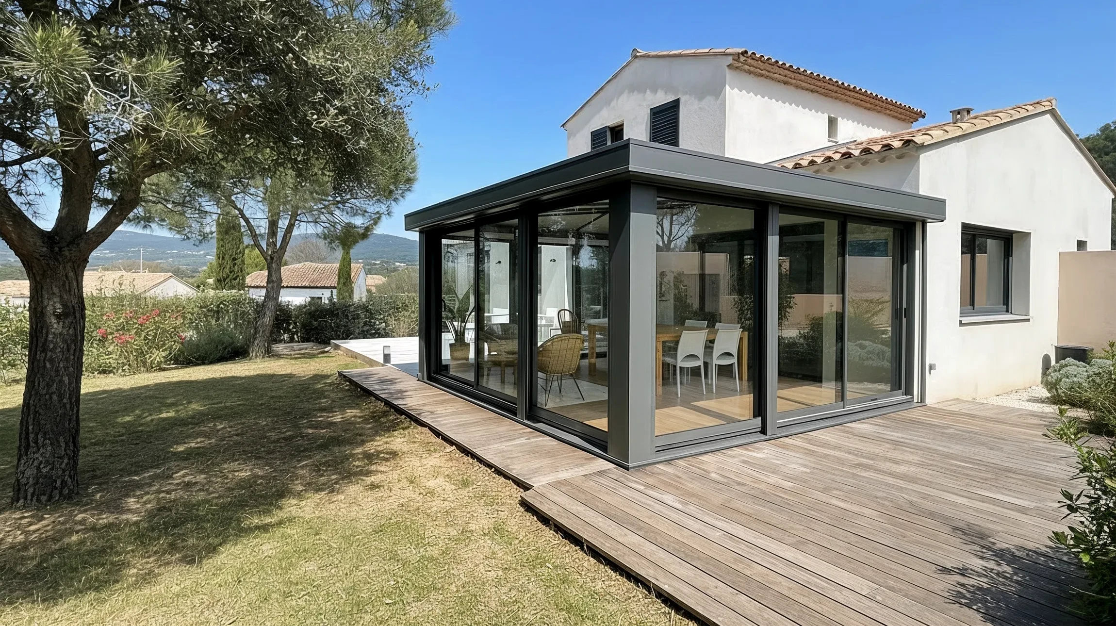 Maison contemporaine avec extension v&eacute;randa vitr&eacute;e dans jardin paysag&eacute;