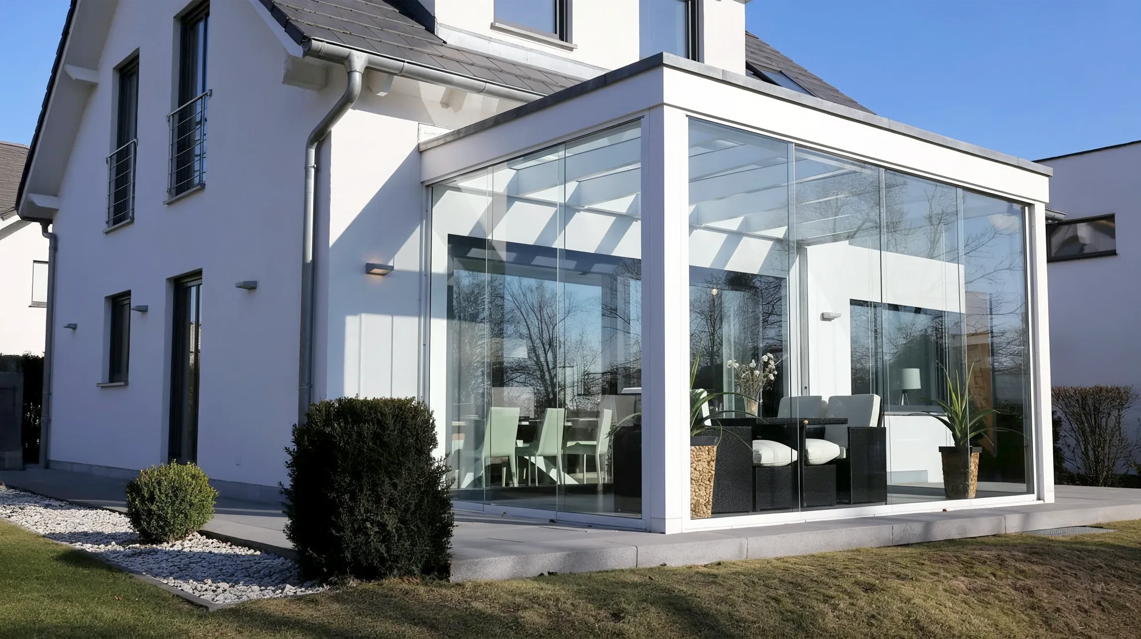 Salon moderne à aire ouverte avec cuisine intégrée et salle à manger