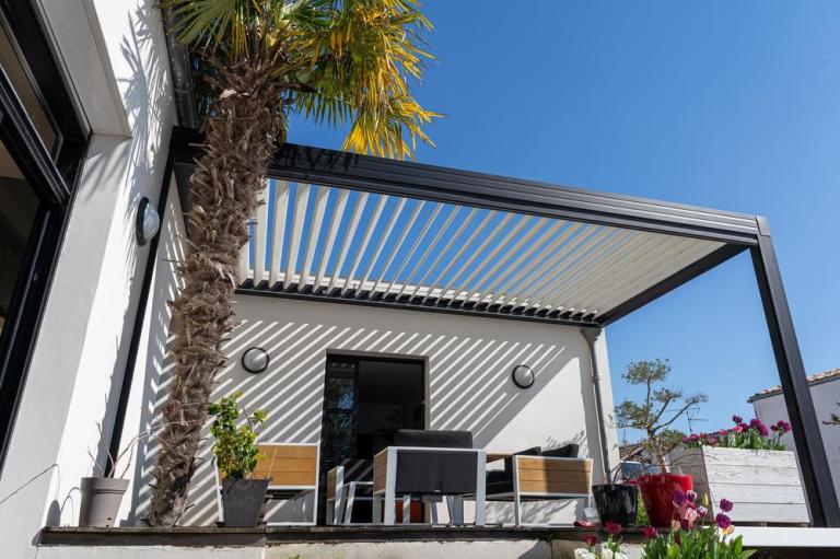 Pergola en aluminium au Cannet, quels avantages pour votre jardin ?